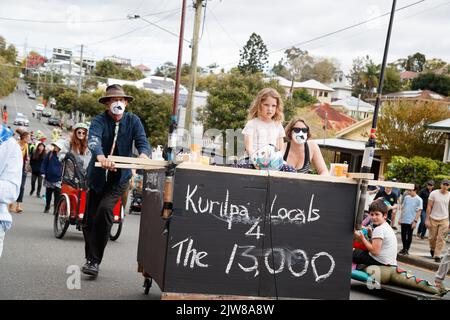 Les participants défilent dans les rues du West End de Brisbane lors du Kurilpa Derby le 4 septembre 2022. Le Kurilpa Derby est organisé comme une célébration communautaire du West End animé et multiculturel de Brisbane, avec des activités et une parade dans les rues, favorisant toujours le transport non automobile comme les vélos, les scooters, les chariots et les planches à roulettes. L'événement a retrouvé son format d'origine après avoir été annulé en 2020 et restructuré radicalement en 2021 en raison de la pandémie de COVID-19. (Photo de Joshua Prieto/Sipa USA) Banque D'Images