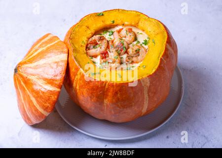 Citrouille farcie aux crevettes et au fromage, cuite au four. Plat brésilien traditionnel. Gros plan. Banque D'Images