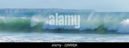 Superbe longue vague qui se balade sur la plage de Cornouailles de PRAA Sands. Banque D'Images