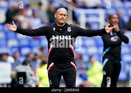 Alex Neil, directeur de la ville de Stoke, sur la touche lors du match du championnat Sky Bet au Select car Leasing Stadium, Reading. Date de la photo: Dimanche 4 septembre 2022. Banque D'Images