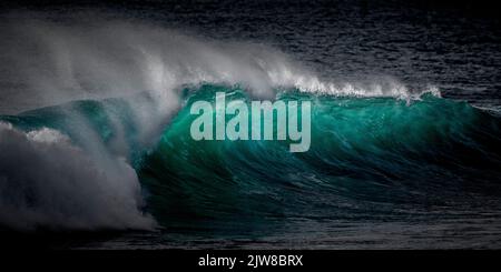 Des vagues turquoises et profondes se déroulant après une tempête à Cornwall Porthleven. Banque D'Images