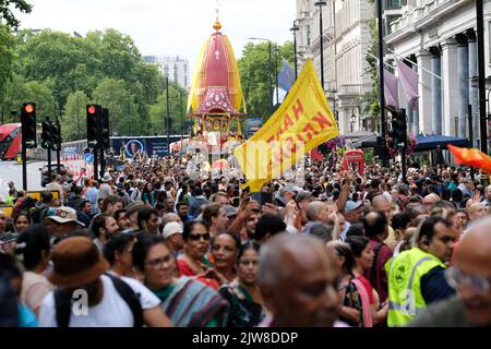 Piccadilly, Londres, Royaume-Uni. 4th septembre 2022. Les dévotés de Hare Krishna célèbrent le festival des Chariots de Londres. Crédit : Matthew Chattle/Alay Live News Banque D'Images