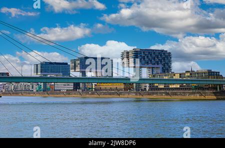 Cologne (Kranhäuser, Kranhaus), Allemagne - 9 juillet. 2022: Belle vue spectaculaire sur le rhin, pont de serveurs sur les maisons modernes comme le cran, soleil Banque D'Images