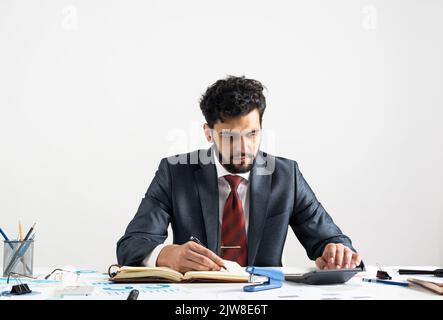 Homme d'affaires arabe calculant le budget au bureau Banque D'Images