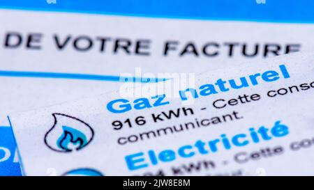 Hausse des prix de l'énergie en France : gros plan d'une facture française avec les détails des consommations de gaz naturel et d'électricité à payer, mesurées en kWh Banque D'Images