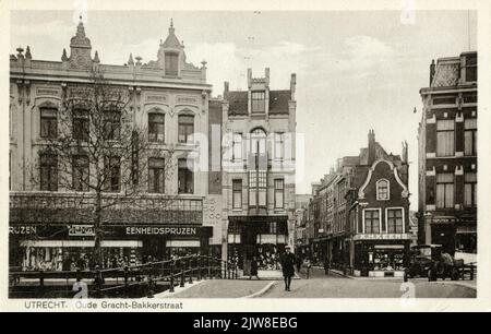 Vue sur les façades de quelques maisons de l'Oudegracht Weerdzijde à Utrecht avec le grand magasin HEMA sur la gauche (Oudegracht 137); au milieu de l'entrée de la Bakkerstraat. Banque D'Images