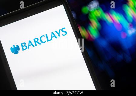 Pologne. 02nd septembre 2022. Sur cette photo, un logo Barclays apparaît sur un smartphone. Crédit : SOPA Images Limited/Alamy Live News Banque D'Images