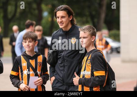 Alfie Jones #5 de Hull City a une photo prise avec des fans avant le match de championnat Sky Bet Hull City vs Sheffield United au MKM Stadium, Hull, Royaume-Uni, 4th septembre 2022 (photo de David Greaves photos/ via/News Images) dans , le 9/4/2022. (Photo de David Greaves photos/ via/News Images/Sipa USA) Banque D'Images