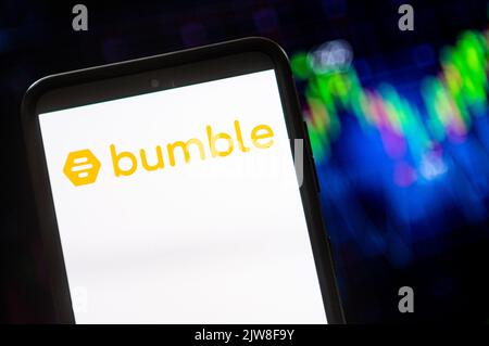 Sur cette photo, un logo Bumble apparaît sur un smartphone.(Photo de Mateusz Slodkowski / SOPA Images / Sipa USA) Banque D'Images