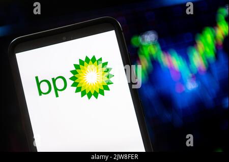 Sur cette photo, un logo British Petroleum BP apparaît sur un smartphone. (Photo de Mateusz Slodkowski / SOPA Images / Sipa USA) Banque D'Images