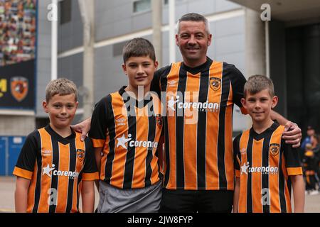 Les fans de Hull City devant le MKM Stadium avant le match de championnat Sky Bet Hull City vs Sheffield United au MKM Stadium, Hull, Royaume-Uni, 4th septembre 2022 (photo de David Greaves photos/ via/News Images) Banque D'Images