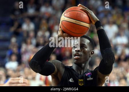 04 septembre 2022, Rhénanie-du-Nord-Westphalie, Cologne: Basket-ball, Championnat d'Europe, Lituanie - Allemagne, Tour préliminaire, Groupe B, Matchday 3, Lanxess Arena. L'Allemagne Dennis Schröder lance la balle. Photo: Federico Gambarini/dpa Banque D'Images