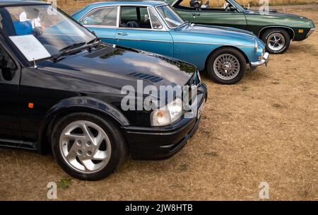 Old Buckenham, Norfolk, Royaume-Uni – 03 septembre 2022. Une rangée d'automobiles classiques exposées lors du salon annuel gratuit pour entrer dans le salon de l'auto Banque D'Images