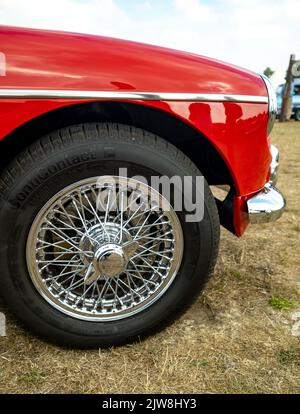 Old Buckenham, Norfolk, Royaume-Uni – 03 septembre 2022. Roue, pneu et capot brillants d'une voiture de sport MG classique rouge brillant Banque D'Images