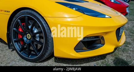 Old Buckenham, Norfolk, Royaume-Uni – 03 septembre 2022. Le capot et l'avant d'un Lotus Evora GT410 Sport jaune vif en exposition à l'année libre à e Banque D'Images