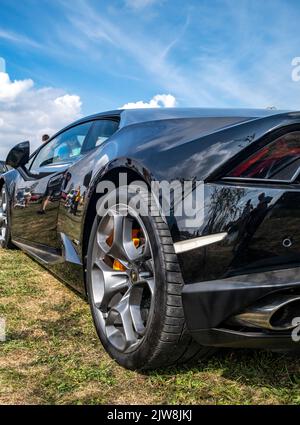 Old Buckenham, Norfolk, Royaume-Uni – 03 septembre 2022. Vue latérale arrière d'une voiture Lamborghini noire ultra-performante exposée Banque D'Images