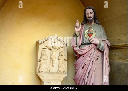 La statue du coeur le plus sacré de Jésus - un autel au coin d'une rue. Bertrange, Luxembourg. Banque D'Images