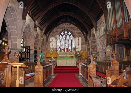 Échoppes de chœur et autel de grade II, église paroissiale de St Mary's, Eastham, Wirral Banque D'Images