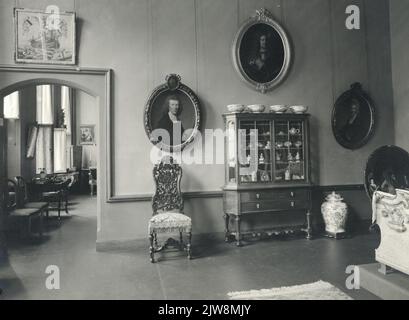 Face dans une salle du Musée Centraal (Agnietenstraat 1) à Utrecht avec quelques objets exposés à l'exposition Oude Kunst dans la ville et la province qui a été organisée à l'occasion du 100th anniversaire du Musée Stedelijk van Oudheden.n.b. L'exposition a eu lieu du 2 juillet au 15 septembre 1938. La collection du Musée Stedelijk est l'une des collections qui sont hébergées au Musée Centraal depuis 1921. Banque D'Images