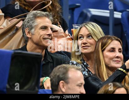 Queens, NY, États-Unis. 3rd septembre 2022. **PAS de journaux NY** : Ben Stiller et sa femme Christine Joan Taylor Stiller sont vus regarder Rafael Nadal contre Richard Gasquet pendant l'US Open 2022 au Centre national de tennis de l'USTA Billie Jean King sur 3 septembre 2022 à Queens, New York. Crédit : Mpi04/Media Punch/Alamy Live News Banque D'Images