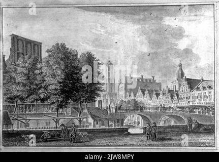 Vue de l'Oudegracht à Utrecht entre le Jansbrug et le pont de l'hôtel de ville depuis le côté ouest du canal, depuis le nord-ouest, avec le Bakcurbrug et à gauche la façade partielle de la maison Putruwiel, Sur la droite, la maison de Groenewoude et à droite, à l'arrière, la tour du Buurkerk . Banque D'Images