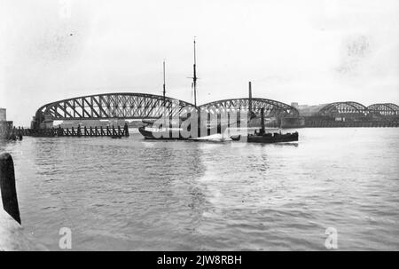 Vue sur le pont ferroviaire au-dessus de l'Oude Maas à Dordrecht. Banque D'Images