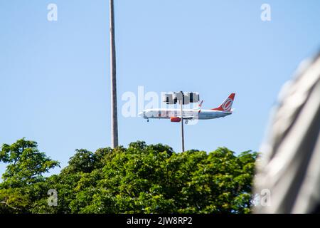 Avions arrivant à l'aéroport Santos Dumont de Rio de Janeiro, Brésil - 14 octobre 2022: Avions survolant le site de Flamengo, en direction de Sant Banque D'Images