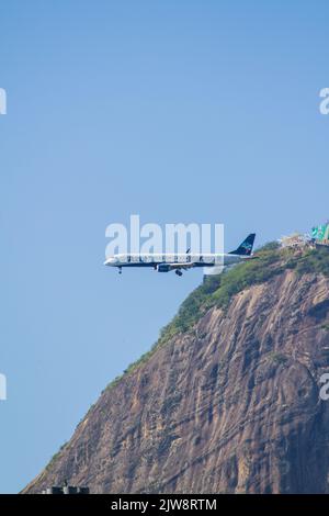 Avions arrivant à l'aéroport Santos Dumont de Rio de Janeiro, Brésil - 14 octobre 2022: Avions survolant le site de Flamengo, en direction de Sant Banque D'Images