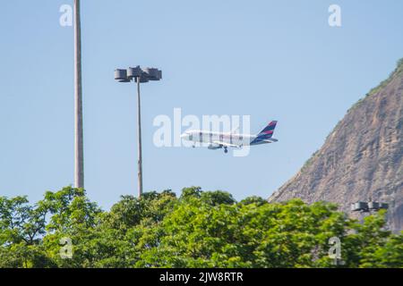 Avions arrivant à l'aéroport Santos Dumont de Rio de Janeiro, Brésil - 14 octobre 2022: Avions survolant le site de Flamengo, en direction de Sant Banque D'Images