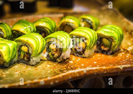 Plateau de sushi California Maki Roll avec de nombreux types de rouleaux maki de sushi californiens Banque D'Images