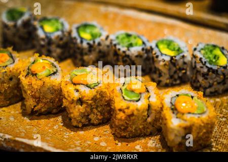 Plateau de sushi California Maki Roll avec de nombreux types de rouleaux maki de sushi californiens Banque D'Images