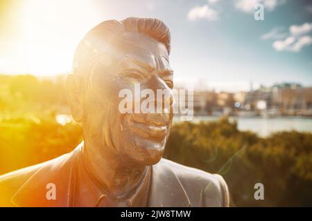 Tbilissi, Géorgie - 28 mars 2022 : monument à l'ancien président américain Ronald Reagan assis sur un banc dans le parc Ricke, dans la partie historique de Tbilissi, Géorgie Banque D'Images