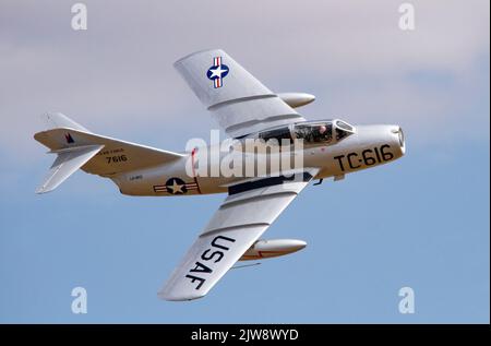 Mikoyan-Gurevich MIG 15 débarquant sur la piste 24 au spectacle aérien d'été de Duxford le 23rd juillet 2022 Banque D'Images