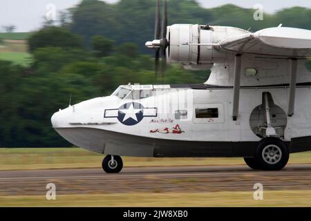 Mlle Pick-up le Consolidated Catalina PBY termine son exposition aérienne d'été le Duxford Summer Airshow 18th juin 2022 Banque D'Images