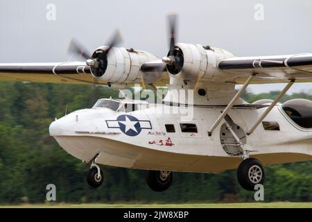 Mlle Pick-up le Consolidated Catalina PBY termine son exposition aérienne d'été le Duxford Summer Airshow 18th juin 2022 Banque D'Images