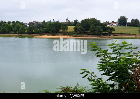 Vue sur le lac pittoresque d'Arzacq-Arraziguet le long du chemin du Puy, route du chemin de Saint-Jacques Banque D'Images