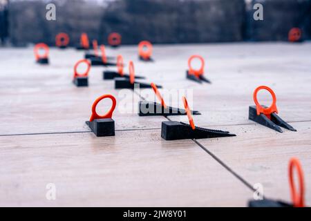 gros plan du système d'alignement des carreaux maintenant les carreaux dans une position donnée Banque D'Images