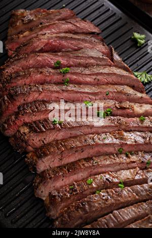 Steak de flanc poêlé sur une poêle à grillades avec chimichurri et raifort Banque D'Images
