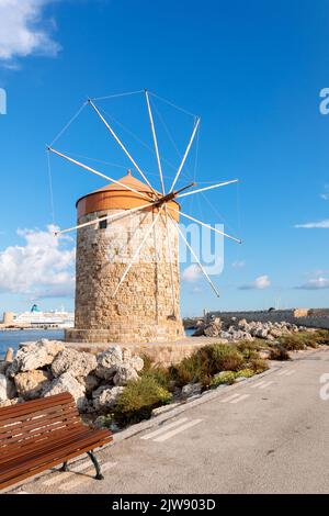 Vue panoramique colorée sur les moulins à vent et les yachts dans le port de Mandraki au coucher du soleil, Rhodes Grèce. Photo de haute qualité Banque D'Images