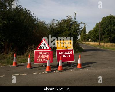 Panneaux d'avertissement de déviation et de circulation fermée Banque D'Images