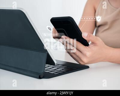 Authentification en deux étapes ou concept 2FA. Icône de bouclier de sécurité virtuel lors de l'accès au téléphone avec ordinateur pour valider le mot de passe, la vérification d'identité, Banque D'Images