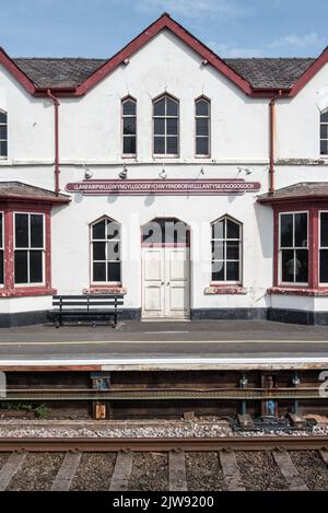 Llanfairpwllgwynggyllgogeychwyrndrobwlllantysiliogogogogogogogogogooch gare bâtiments sur l'île d'Anglesea, pays de Galles, Royaume-Uni. Banque D'Images