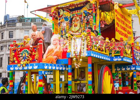 Londres, Royaume-Uni. 04th août 2022. Le char coloré arrive à Trafalgar Square. Le festival Hindou Ratha Yatra (alternative orthographial Rathayatra), Ou Chariot Festival, tombe le 4th septembre de cette année et est célébré à Londres avec une procession des chars et des divinités de Hyde Park à Trafalgar Square, accompagné par le public, suivi des festivités, de la nourriture gratuite et des spectacles à Trafalgar Square. Credit: Imagetraceur/Alamy Live News Banque D'Images