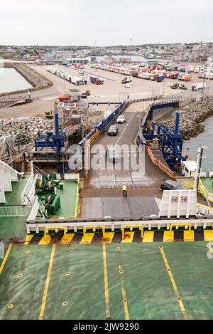 Les ferries irlandais se chargent au terminal de ferry de Holyhead à Anglesey, pays de Galles, Royaume-Uni Banque D'Images