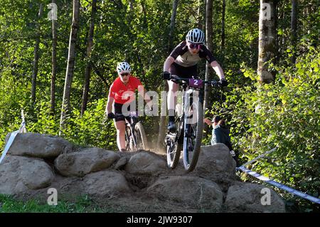 Val Di Sole, Italie. 04th septembre 2022. Daolasa, Val di Sole, Italie, 04 septembre 2022, (2) Noelle Buri (SUI) - (18) Ronja Blochlinger (SUI) pendant la coupe du monde de VTT UCI - femmes de moins de 23 ans - course olympique de cross-country - MTB - Mountain Bike Credit: Live Media Publishing Group/Alay Live News Banque D'Images