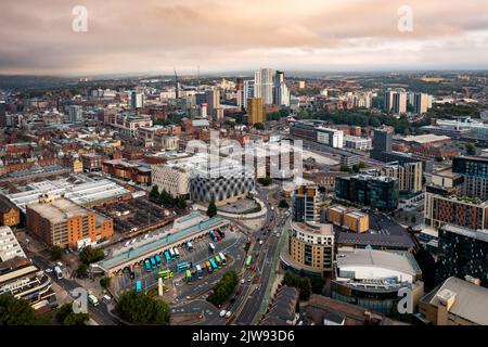 LEEDS, ROYAUME-UNI - 2 SEPTEMBRE 2022. Vue panoramique aérienne du centre-ville de Leeds avec gare routière et centre commercial de Victoria en vue sous un soleil spectaculaire Banque D'Images