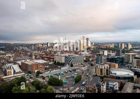 LEEDS, ROYAUME-UNI - 2 SEPTEMBRE 2022. Vue panoramique aérienne du centre-ville de Leeds avec station de bus et centre commercial de Victoria en vue Banque D'Images