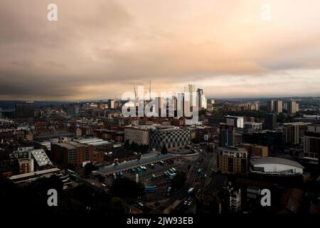 LEEDS, ROYAUME-UNI - 2 SEPTEMBRE 2022. Vue panoramique aérienne du centre-ville de Leeds avec gare routière et centre commercial de Victoria en vue sous un soleil spectaculaire Banque D'Images