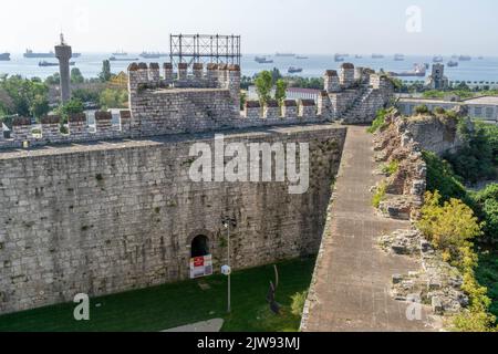 2 septembre 2022 : vue sur l'intérieur, la cour et les environs du musée de la forteresse de Yedikule, structure historique fortifiée autrefois utilisée comme donjon, situé dans le quartier de Yedikule à Fatih, à Istanbul, en Turquie, sur 2 septembre 2022. Construit en 1458 sur la commission du Sultan Ottoman Mehmed II, le complexe de sept tours a été créé en ajoutant trois nouvelles tours et en entourant entièrement une section des anciens murs de Constantinople, Y compris les deux tours jumelles qui constituaient à l'origine la porte d'Or triomphale construite par les Empereurs romains Theodosius I et Theodosius II (Crédit IMA Banque D'Images