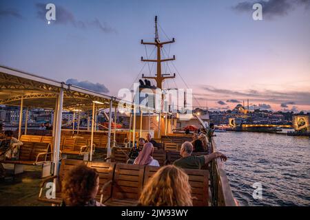 Istanbul, Turquie. 03rd septembre 2022. Les gens vus assis sur la terrasse des lignes de la ville ferry au coucher du soleil à Istanbul et le pont de Galata en arrière-plan avec les nuages ont créé une vue magnifique. (Photo par Onur Dogman/SOPA Images/Sipa USA) crédit: SIPA USA/Alay Live News Banque D'Images